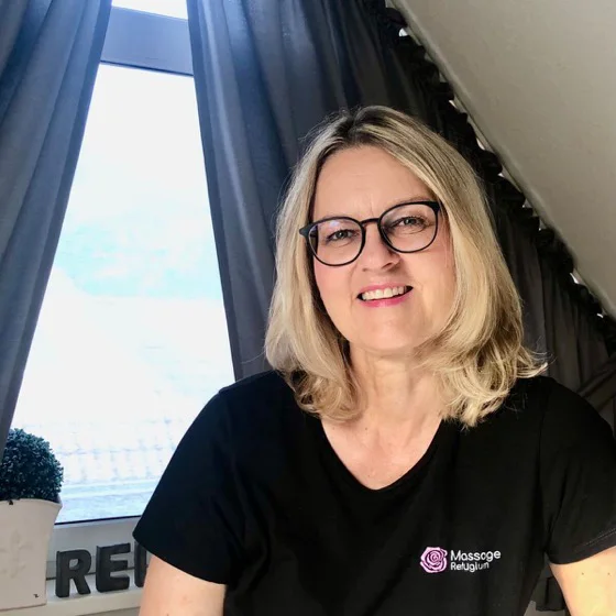 Sandra, Absolventin der InTouch Massage Ausbildung, in ihrem eigenen Massageraum